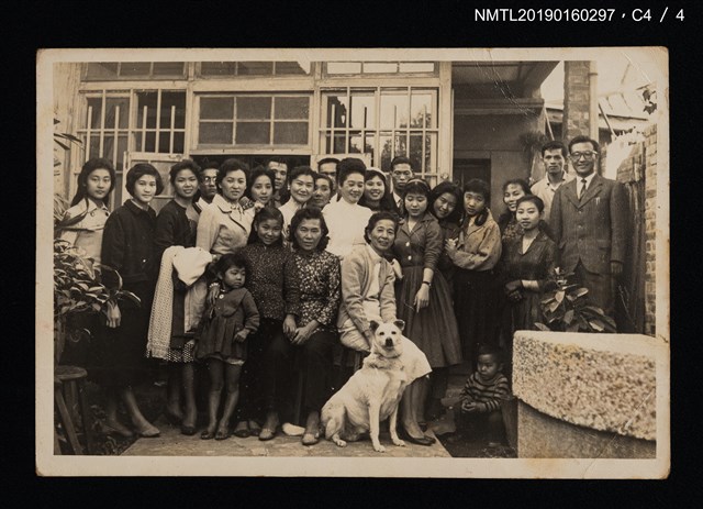 主要名稱：林氏好與家人合影（於庭院中）圖檔，第5張，共5張