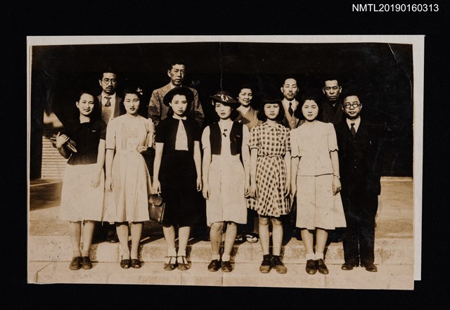 主要名稱：林香芸與多人合影（於松竹大船撮影所）圖檔，第1張，共2張