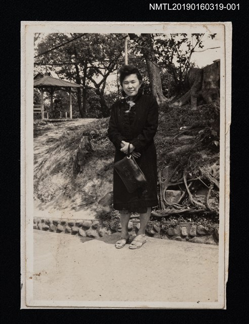 主要名稱：林氏好獨照（中年，於戶外樹下）1圖檔，第1張，共2張