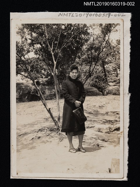 主要名稱：林氏好獨照（中年，於戶外樹下）2圖檔，第1張，共2張