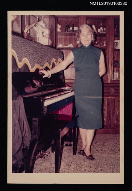 主要名稱：林氏好獨照（晚年，於鋼琴旁，立姿）圖檔，第1張，共1張