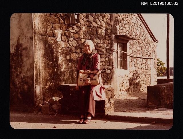 主要名稱：林氏好獨照（晚年，於石磚屋前）圖檔，第1張，共1張