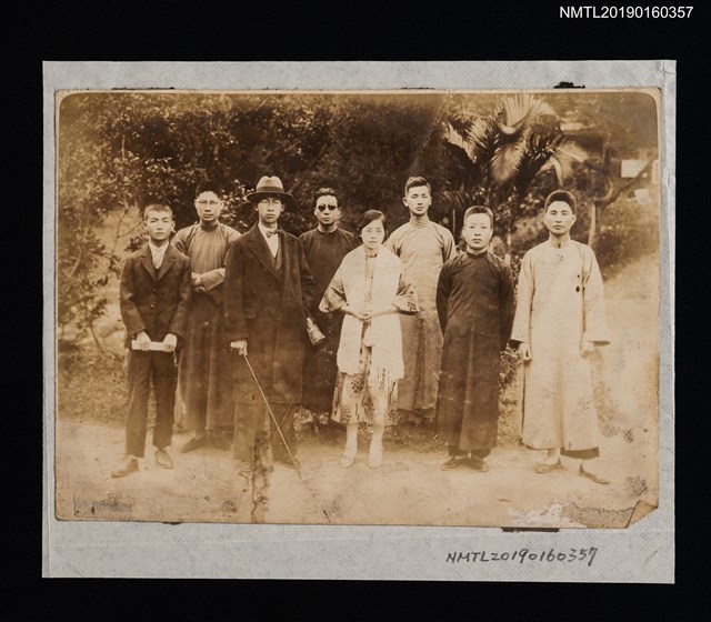 主要名稱：盧丙丁與友人合影（於戶外）圖檔，第1張，共1張