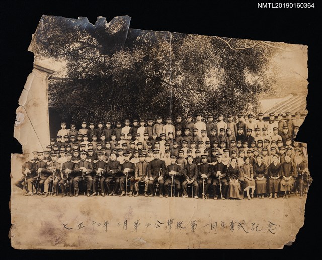 主要名稱：林氏好擔任臺南第三公學校教員時期留影（第一回卒業式）圖檔，第1張，共1張