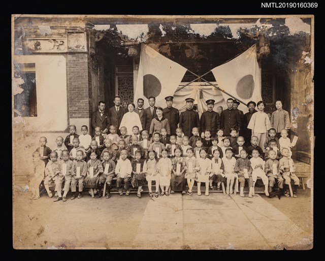 主要名稱：林氏好擔任臺南第三公學校第二幼稚園保姆時期留影（與學生合影）圖檔，第1張，共1張