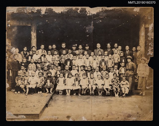 主要名稱：林氏好擔任臺南第三公學校第二幼稚園保姆時期留影（與學生合影）圖檔，第1張，共1張