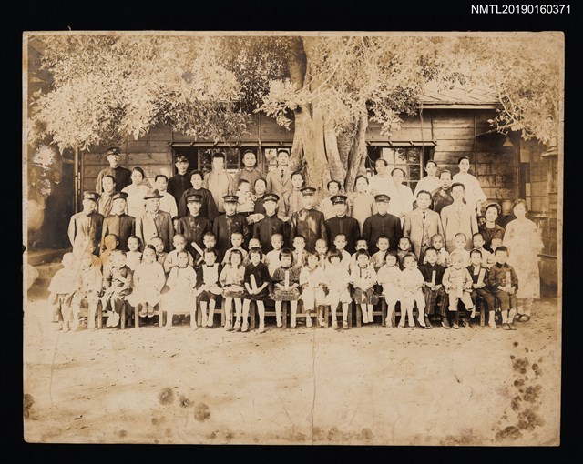主要名稱：林氏好擔任臺南第三公學校第二幼稚園保姆時期留影（與學生合影）圖檔，第1張，共1張