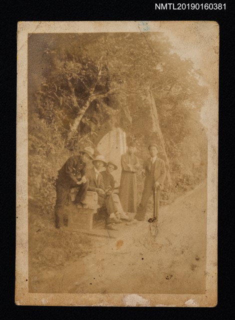 主要名稱：盧丙丁與友人合影（於樹下）圖檔，第1張，共1張