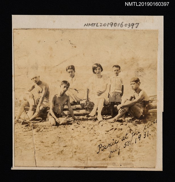 主要名稱：林氏好與親友合影（於海邊野餐）圖檔，第1張，共1張