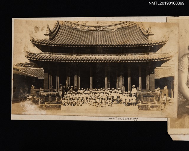 主要名稱：林氏好擔任臺南第三公學校第二幼稚園保姆時期留影（與學生於臺南孔廟前合影）圖檔，第1張，共2張