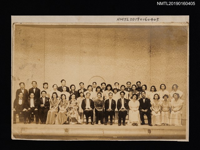 主要名稱：合唱團合影（於表演現場）圖檔，第1張，共1張