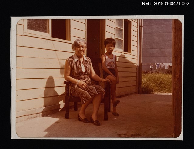 主要名稱：林氏好與家人合影（晚年，與小男孩於屋外）圖檔，第1張，共2張