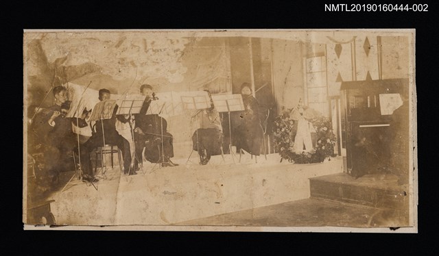 主要名稱：林氏好擔任臺南第三公學校教員時期留影（遊藝會演出）圖檔，第1張，共2張