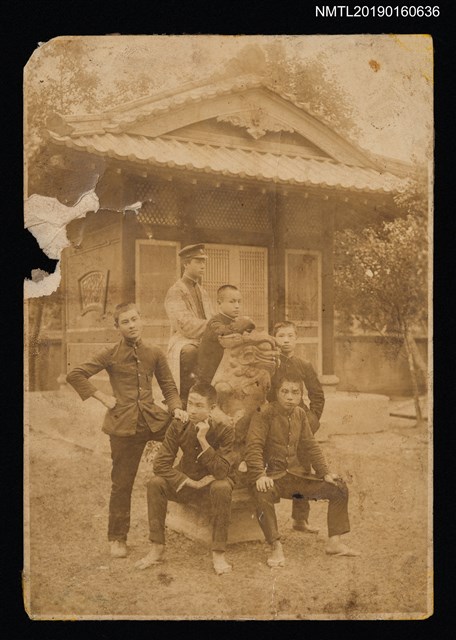 主要名稱：盧丙丁與同學合影（於戶外石像旁）圖檔，第1張，共1張