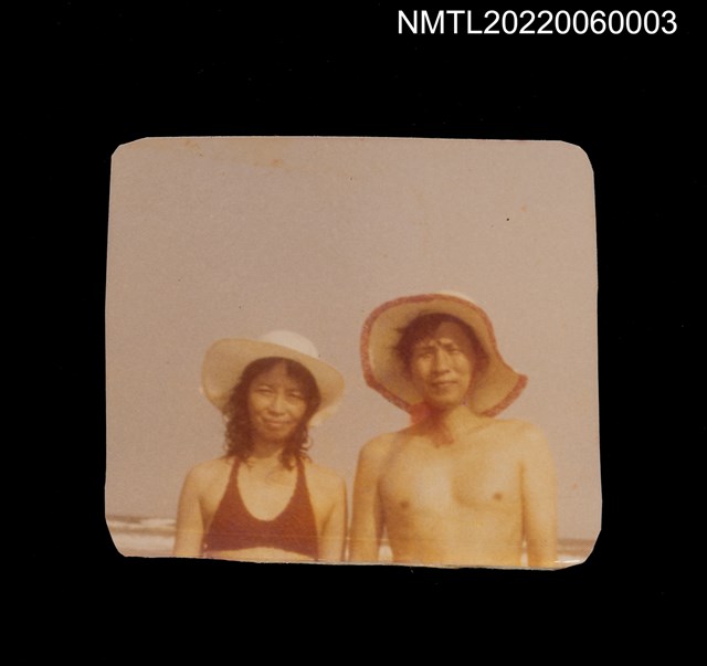 主要名稱：葉笛與夫人著泳衣戴遮陽帽於海邊留影圖檔，第1張，共1張