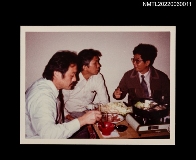 主要名稱：葉笛與友人餐宴交談留影圖檔，第1張，共1張