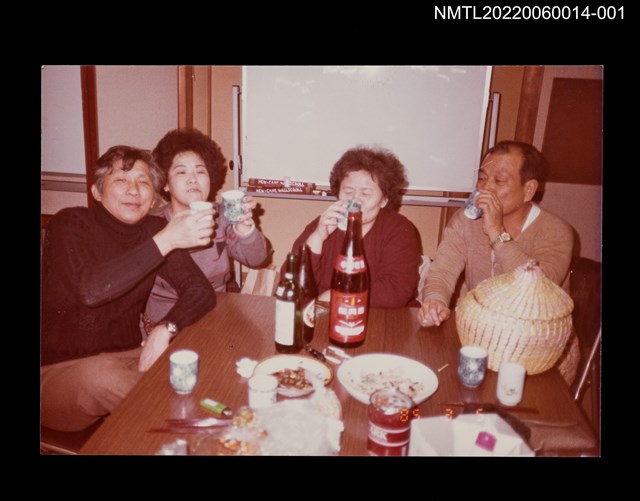 主要名稱：葉笛與友人餐宴舉杯留影圖檔，第1張，共2張