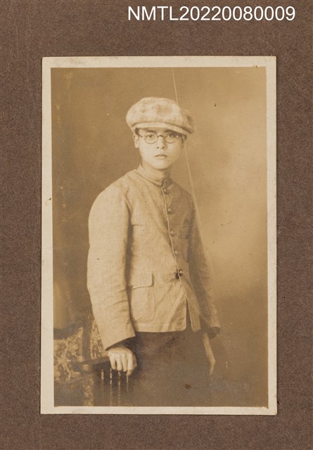 主要名稱：男學生獨照9/其他-相簿名稱：龍瑛宗相片集1圖檔，第1張，共1張