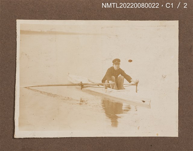 主要名稱：男學生水上划船照/其他-相簿名稱：龍瑛宗相片集1圖檔，第1張，共1張