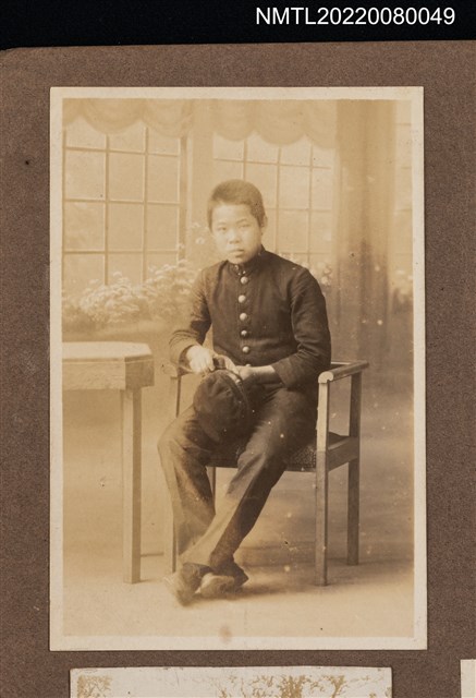 主要名稱：男學生獨照33/其他-相簿名稱：龍瑛宗相片集1圖檔，第1張，共1張