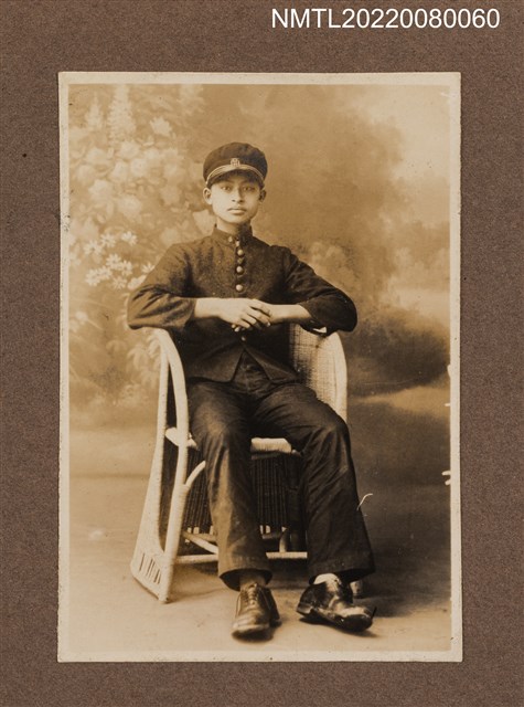 主要名稱：男學生獨照42/其他-相簿名稱：龍瑛宗相片集1圖檔，第1張，共1張