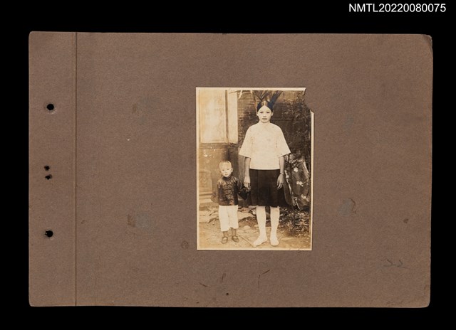 主要名稱：李耐與幼童合照/其他-相簿名稱：龍瑛宗相片集1圖檔，第1張，共1張