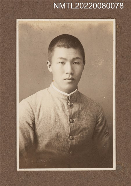 主要名稱：青年獨照1/其他-相簿名稱：龍瑛宗相片集1圖檔，第1張，共1張