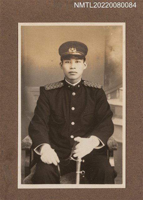 主要名稱：軍裝青年獨照/其他-相簿名稱：龍瑛宗相片集1圖檔，第1張，共1張