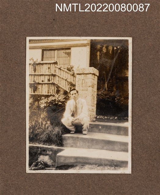 主要名稱：龍瑛宗於某住家前階梯獨照/其他-相簿名稱：龍瑛宗相片集1圖檔，第1張，共1張