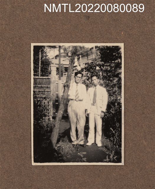 主要名稱：龍瑛宗與友人於庭院合照/其他-相簿名稱：龍瑛宗相片集1圖檔，第1張，共1張