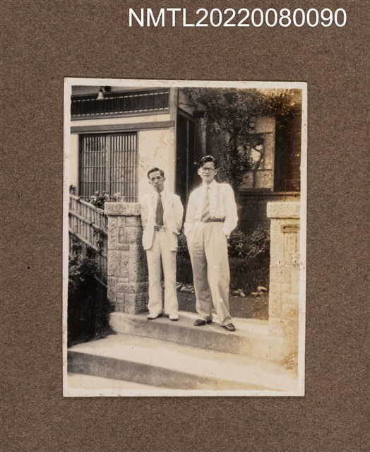 主要名稱：龍瑛宗與友人於某住家前階梯合照/其他-相簿名稱：龍瑛宗相片集1圖檔，第1張，共1張
