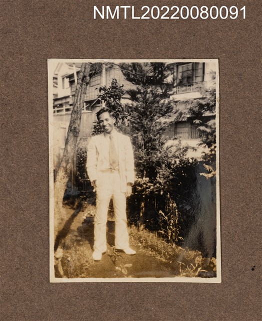 主要名稱：龍瑛宗於庭院獨照/其他-相簿名稱：龍瑛宗相片集1圖檔，第1張，共1張