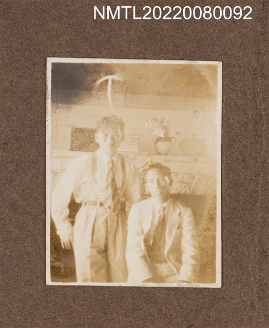 主要名稱：龍瑛宗與友人於住家內合照/其他-相簿名稱：龍瑛宗相片集1圖檔，第1張，共1張