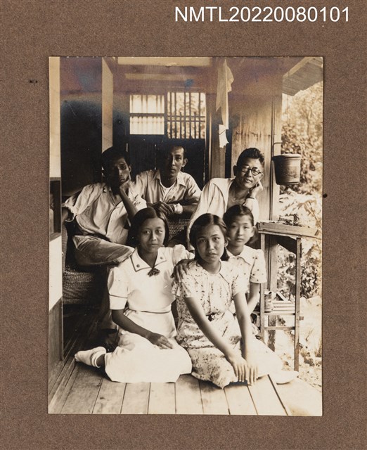 主要名稱：龍瑛宗等6人出遊合照（室內）/其他-相簿名稱：龍瑛宗相片集1圖檔，第1張，共1張