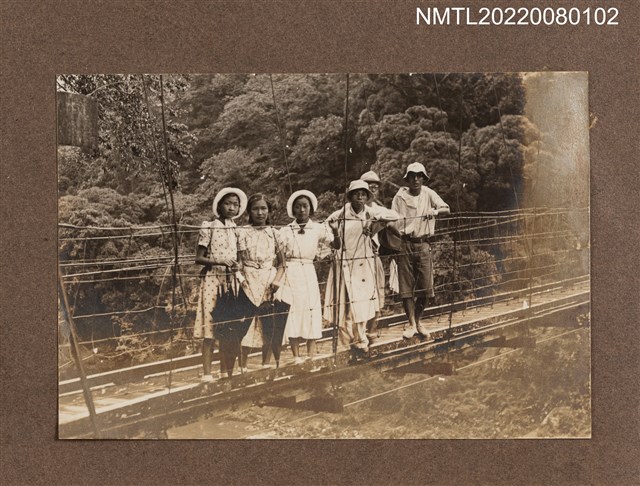 主要名稱：龍瑛宗1938年新春與臺灣銀行總行同事旅遊花蓮太魯閣（6人於吊橋合照）/其他-相簿名稱：龍瑛宗相片集1圖檔，第1張，共1張