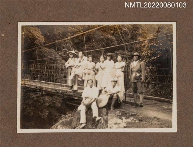 主要名稱：龍瑛宗1938年新春與台灣銀行總行同事旅遊花蓮太魯閣（9人於吊橋合照）/其他-相簿名稱：龍瑛宗相片集1圖檔，第1張，共1張