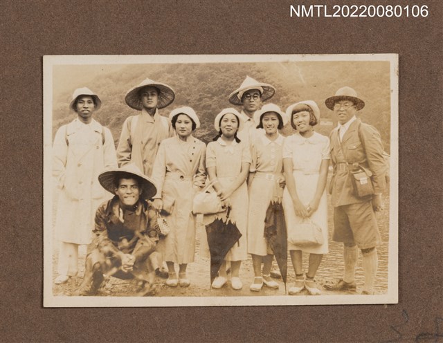 主要名稱：龍瑛宗1938年新春與台灣銀行總行同事旅遊花蓮太魯閣（9人於岸邊合照）/其他-相簿名稱：龍瑛宗相片集1圖檔，第1張，共1張