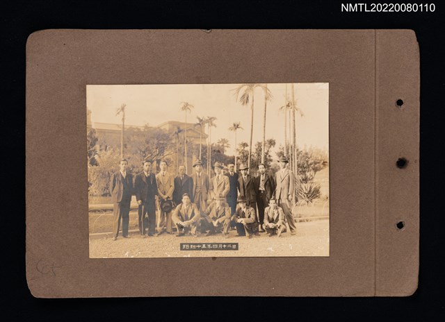 主要名稱：龍瑛宗與13名著西裝男性合照/其他-相簿名稱：龍瑛宗相片集1圖檔，第1張，共1張