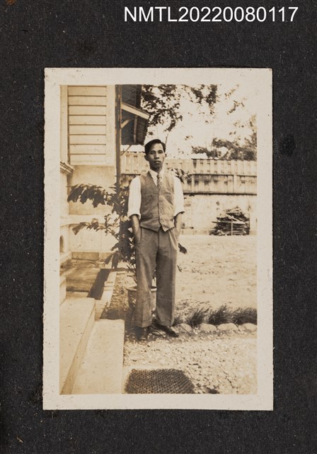 主要名稱：龍瑛宗於台北建成町住宅前獨照/其他-相簿名稱：龍瑛宗相片集2圖檔，第1張，共1張