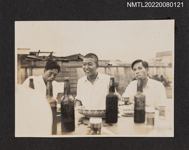 主要名稱：龍瑛宗參加某露天宴席之側拍/其他-相簿名稱：龍瑛宗相片集2圖檔，第1張，共1張