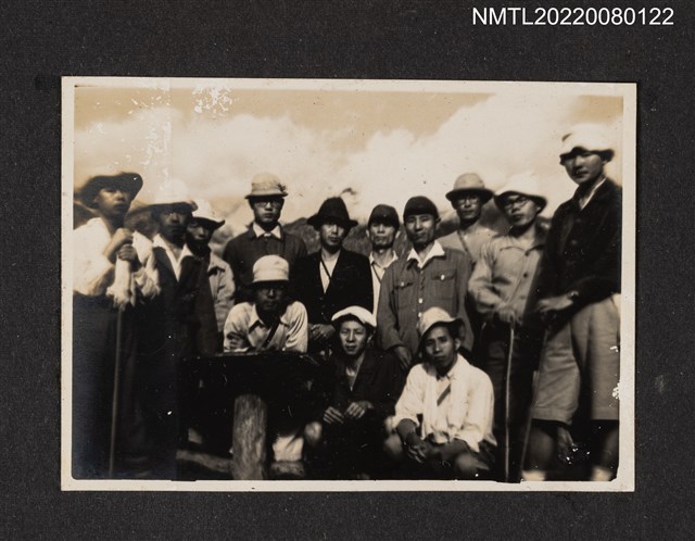 主要名稱：龍瑛宗與12名男性於登山合照（東部海岸山脈登山照）/其他-相簿名稱：龍瑛宗相片集2圖檔，第1張，共1張