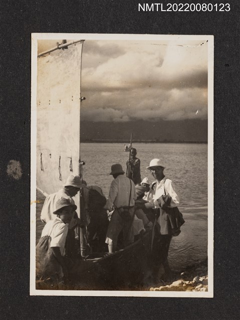 主要名稱：登船側拍（東部海岸山脈系列照片）/其他-相簿名稱：龍瑛宗相片集2圖檔，第1張，共1張