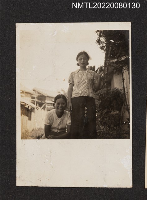 主要名稱：李耐與一名女性於室外庭院合照/其他-相簿名稱：龍瑛宗相片集2圖檔，第1張，共1張