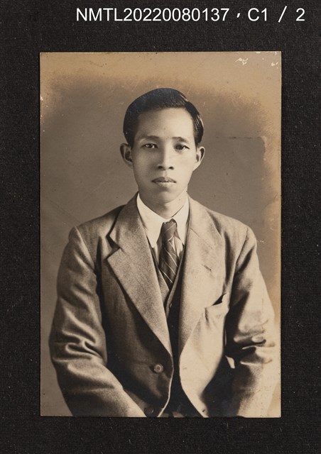 主要名稱：1942年龍瑛宗任「臺灣日日新報社」國語新聞編輯獨照/其他-相簿名稱：龍瑛宗相片集2圖檔，第1張，共1張