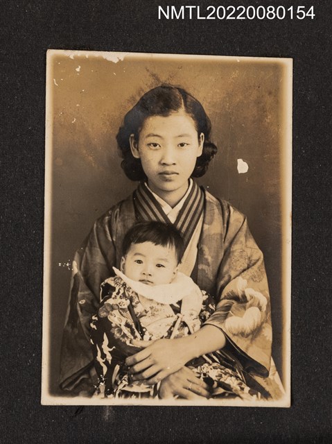 主要名稱：抱著嬰兒的女性獨照/其他-相簿名稱：龍瑛宗相片集2圖檔，第1張，共1張