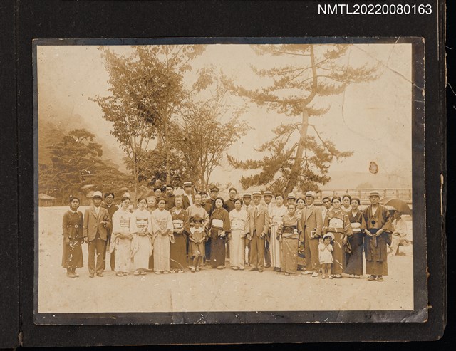 主要名稱：龍瑛宗於橋旁樹前大合照/其他-相簿名稱：龍瑛宗相片集2圖檔，第1張，共1張