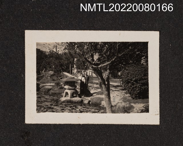 主要名稱：2名男性於荷花池旁合照/其他-相簿名稱：龍瑛宗相片集2圖檔，第1張，共1張