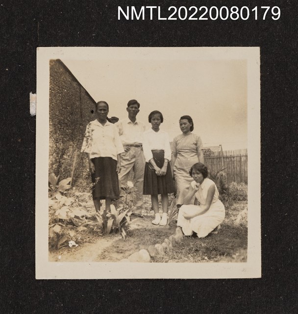 主要名稱：李耐與親友於戶外合照/其他-相簿名稱：龍瑛宗相片集2圖檔，第1張，共1張