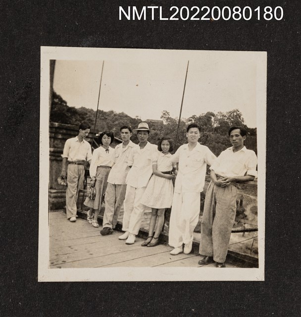 主要名稱：龍瑛宗與4男2女合照（吊橋搭船出遊照2）/其他-相簿名稱：龍瑛宗相片集2圖檔，第1張，共1張