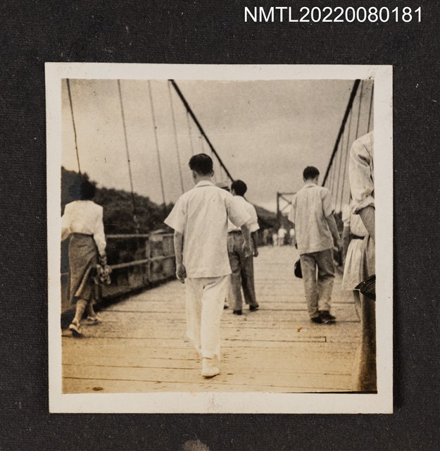 主要名稱：多人走於吊橋之側拍（吊橋搭船出遊照3）/其他-相簿名稱：龍瑛宗相片集2圖檔，第1張，共1張